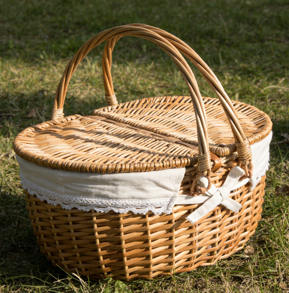 Woven Wicker Picnic Basket with Lid and Washable Lining